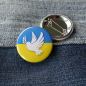 Preview: Ansteckbutton Ukraine Friedenstaube auf Jeans mit Rückseite